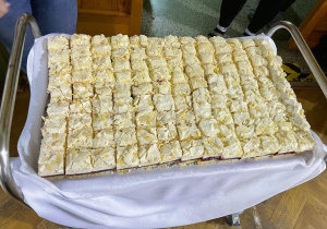 Słodki poczęstunek przygotowany dla uczniów i gości