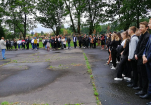 Rozpoczęcie nowego roku szkolnego - powitanie na boisku