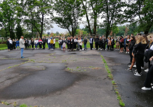 Rozpoczęcie nowego roku szkolnego - powitanie na boisku
